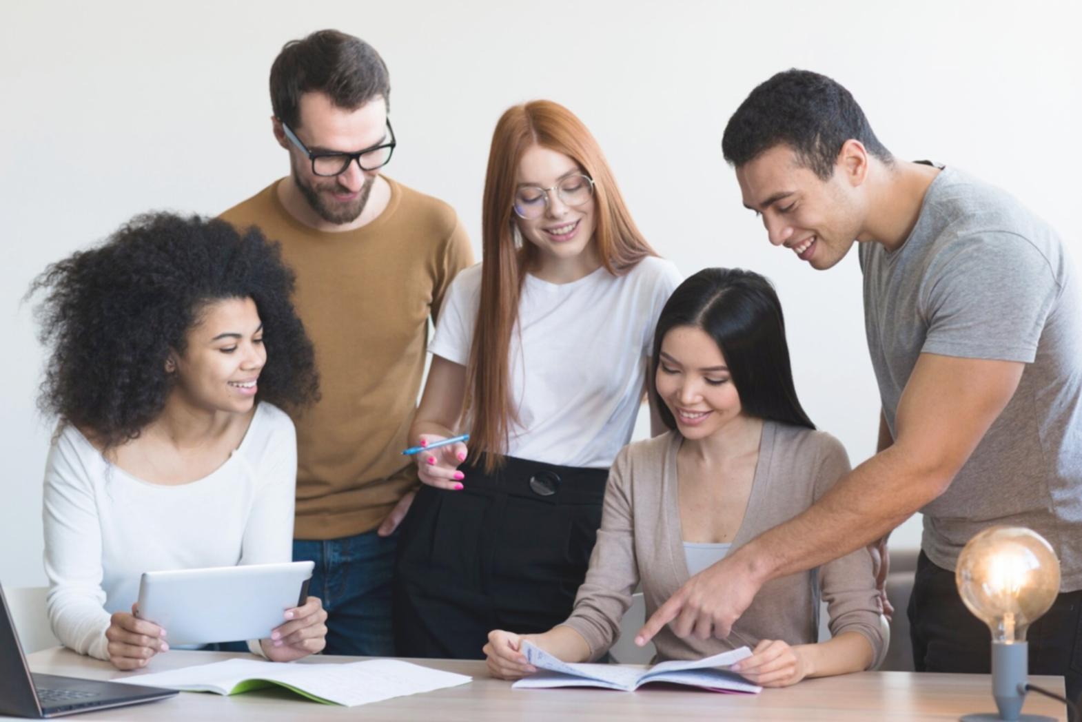 Équipe en réunion de travail melialytharia